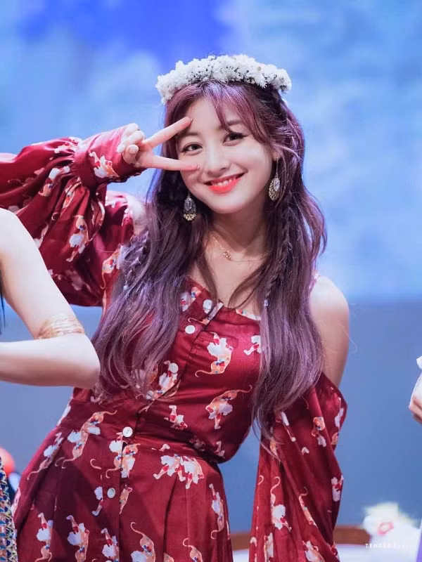 Taeyeon (SNSD), Kim Sohye hay các nữ thần Apink: Hayoung và Bomi... là ví dụ điển hình cho những nữ idol yêu game cuồng nhiệt. Và nếu nói về những idol mê Liên Minh Huyền Thoại nhất nhì Kbiz, không thể bỏ qua trường nhóm Jihyo của Twice.