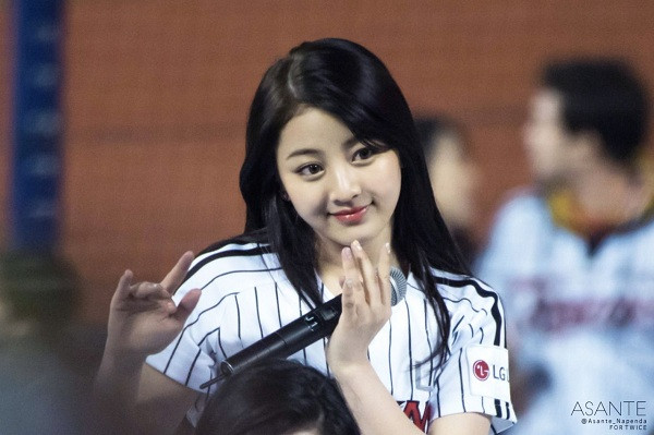 Theo Allure Korea, sau khi trở về nhà Jihyo sẽ thay bộ đồ dễ chịu nhất, cột tóc lên, bật máy, đeo kính bảo hộ trước ánh sáng màn hình. Và sau đó chìm đắm vào thế giới của LMHT với những màn game gay cấn.