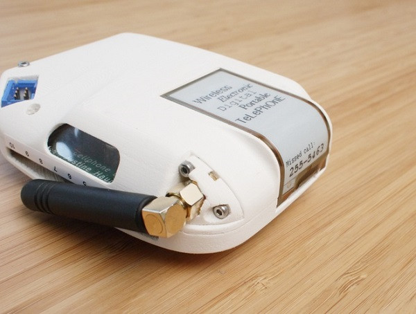 Chưa dừng lại ở đó, chiếc điện thoại này cũng được cô tích hợp thêm một số tiện ích đặc biệt khác như phím tắt gọi nhanh hay 10 đèn LED để báo tín hiệu. Ngoài ra, nó cũng có một màn hình ePaper cong dùng để hiển thị các thông tin cơ bản như cuộc gọi nhỡ.