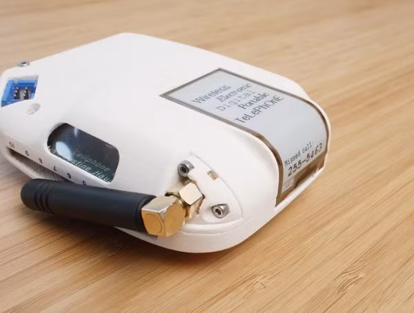 Chưa dừng lại ở đó, chiếc điện thoại này cũng được cô tích hợp thêm một số tiện ích đặc biệt khác như phím tắt gọi nhanh hay 10 đèn LED để báo tín hiệu. Ngoài ra, nó cũng có một màn hình ePaper cong dùng để hiển thị các thông tin cơ bản như cuộc gọi nhỡ.