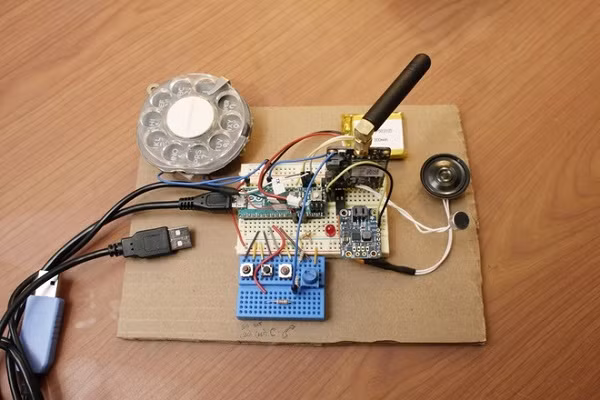 Phần vòng quay số này được kết nối vào một bảng mạch tự chế và một modem mạng để có thể tương thích với các băng tần mạng hiện nay.