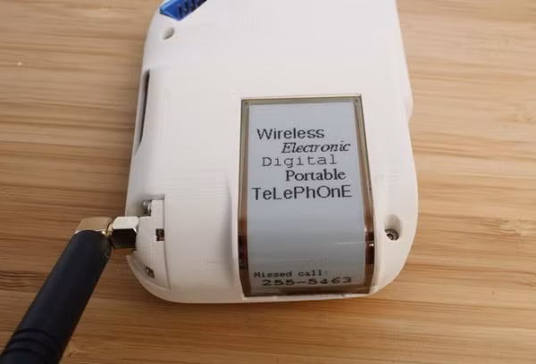 Tuy nhiên, với nhiều người, điều đó không thực sự tốt bởi chúng có thể khiến họ phân tâm, khó tập trung vào công việc. Thậm chí, một số còn cố gắng tìm cách thoát khỏi sự phụ thuộc vào những chiếc smartphone. Justine Haupt là một trong số đó khi cô đã tự tạo cho mình một chiếc điện thoại với vòng quay số.