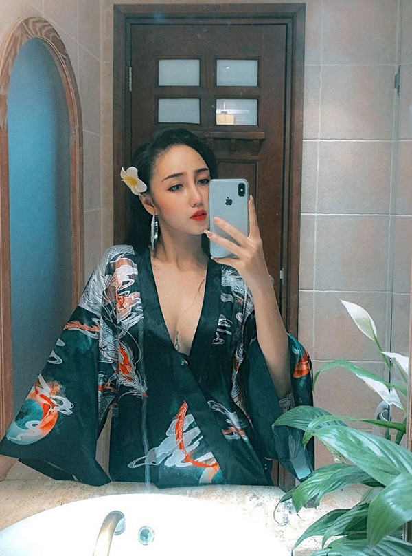 Cô nàng cũng chăm chỉ khoe trọn thân hình sexy qua những bức hình selfie thường ngày, khiến game thủ nào cũng ''say như điếu đổ''.