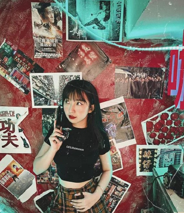 Dâu Tây thường xuất hiện với hình ảnh đáng yêu, ngọt ngào chuẩn ''nàng thơ'', nhưng cũng có đôi khi phá cách sang style cool ngầu, khoe trọn vòng eo đáng ngưỡng mộ.