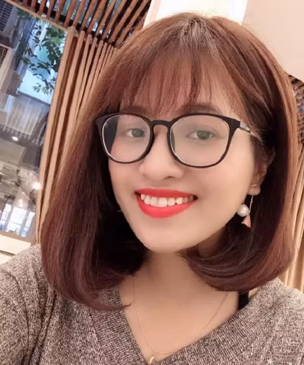 Không sở hữu nhan sắc búp bê như Dâu Tây hay Mộng Linh, nhưng nữ admin game Việt với cái tên ''độc'' Kha Cô Tếch lại lấy lòng cộng đồng game thủ bởi độ siêu lầy của mình.