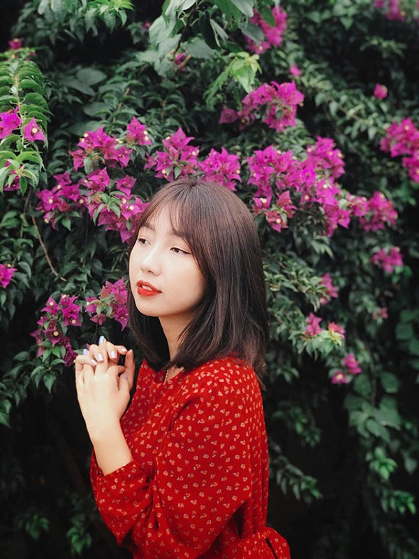 Trái ngược hoàn toàn với Mộng Linh, nữ admin game Gun Gun Mobile có nickname Dâu Tây lại đốn tim anh em game thủ bởi khuôn mặt dễ thương và style ngọt ngào.