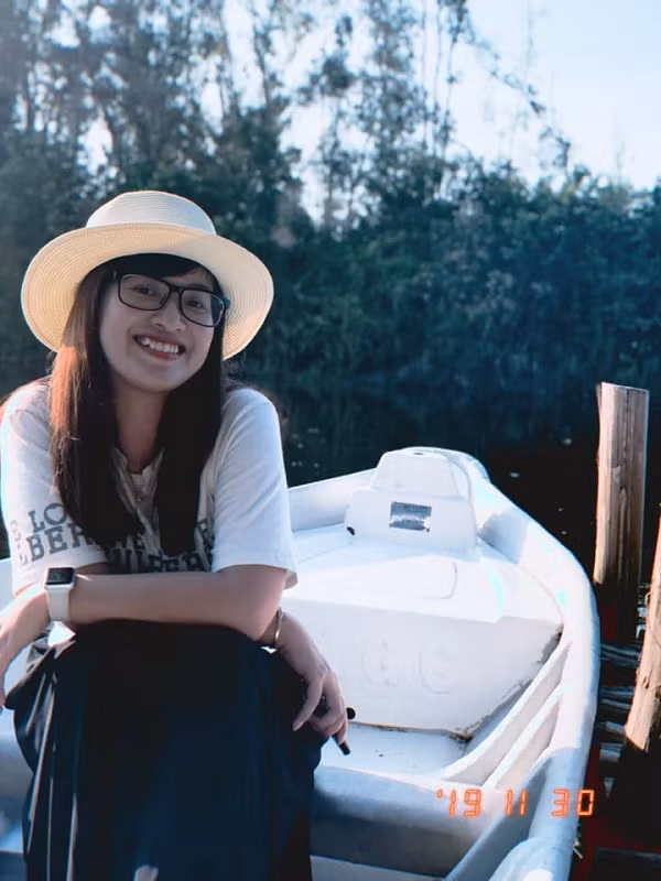 Từng có khoảng thời gian mà nhiều tân thủ khi mới bước vào Làng Lá Phiêu Lưu Ký không phân biệt được "Kha" là admin hay người chơi khi cuộc vui nào cũng thấy cô nàng xuất hiện. Nàng admin giúp anh em game thủ giải quyết từ trục trặc khi trải nghiệm, vấn đề chia team server hay thậm chí nửa đêm tỉnh giấc...tâm sự,...