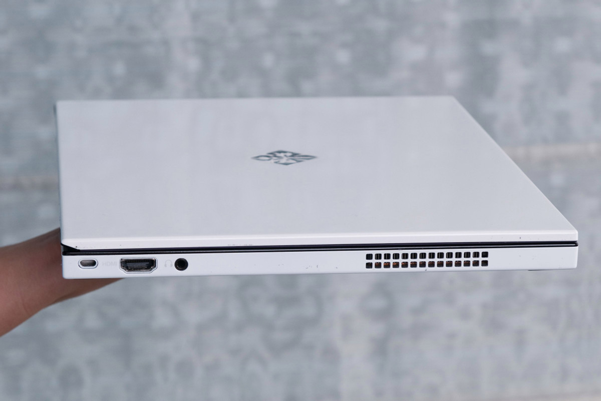 Chiếc laptop này có thiết kế rất là “sleek”, tức không có nhiều chi tiết thừa, vuông vức, bóng bẩy, khác biệt hẳn với tất cả mọi chiếc laptop thời đấy, và cũng không giống bất kì con máy nào của chính HP. Voodoo 133 có hai màu đen và trắng, giá bán từ $2100. Độ mỏng của nó chỉ 17,8mm mà thôi.