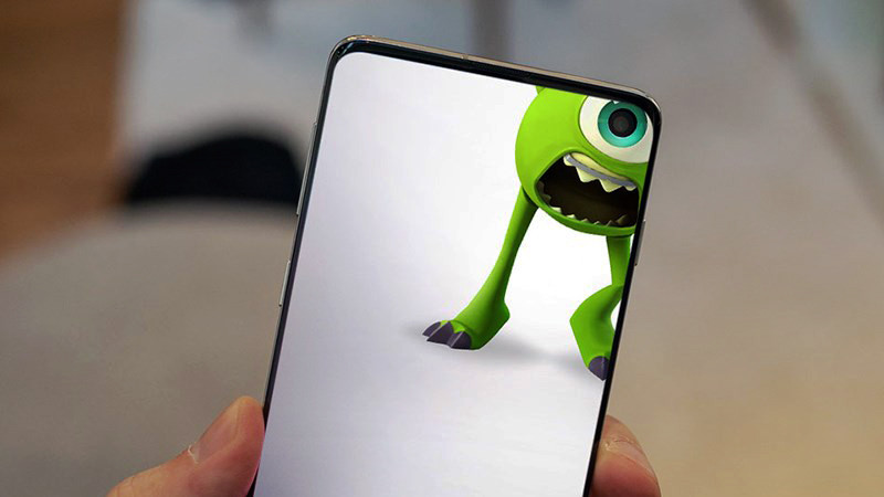 Màn hình nền ấn tượng với S10, nốt ruồi trên màn hình trở thành đôi mắt vô cùng tinh tế.