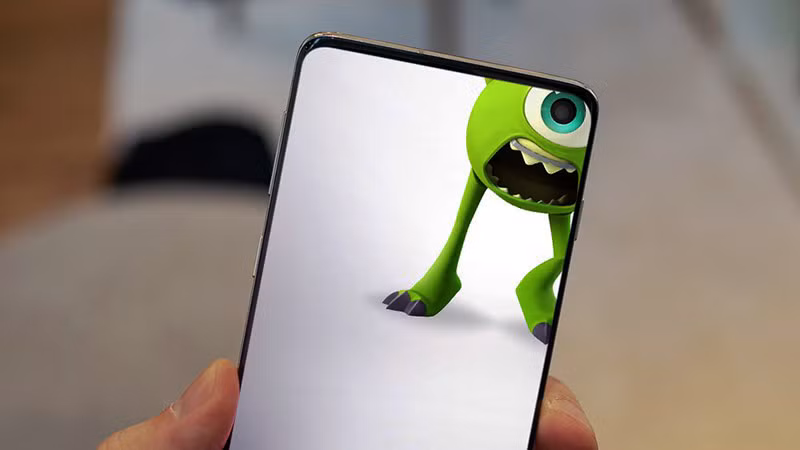 Màn hình nền ấn tượng với S10, nốt ruồi trên màn hình trở thành đôi mắt vô cùng tinh tế.