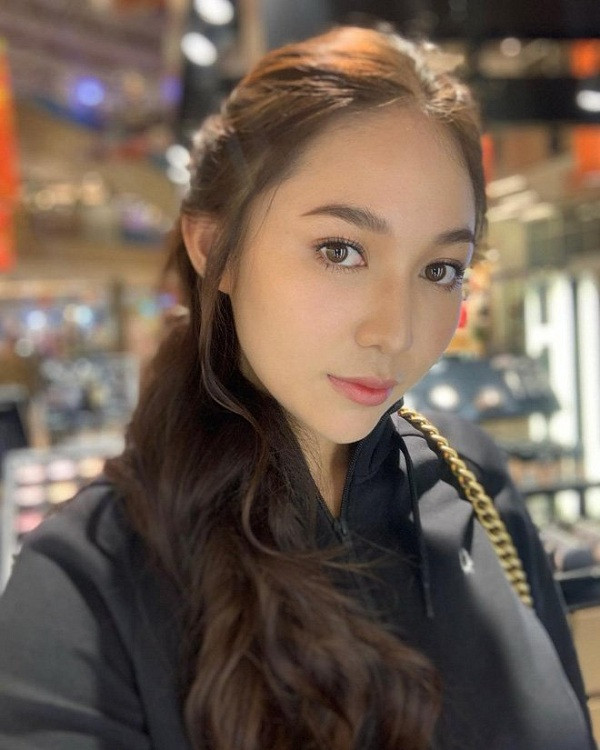 Athijit từng tham gia nhiều giải đấu chuyên nghiệp của Thái Lan và châu Á. Nữ golf thủ xinh đẹp đặt mục tiêu có suất tham dự giải golf danh giá LPGA tại Nhật Bản vào năm nay.