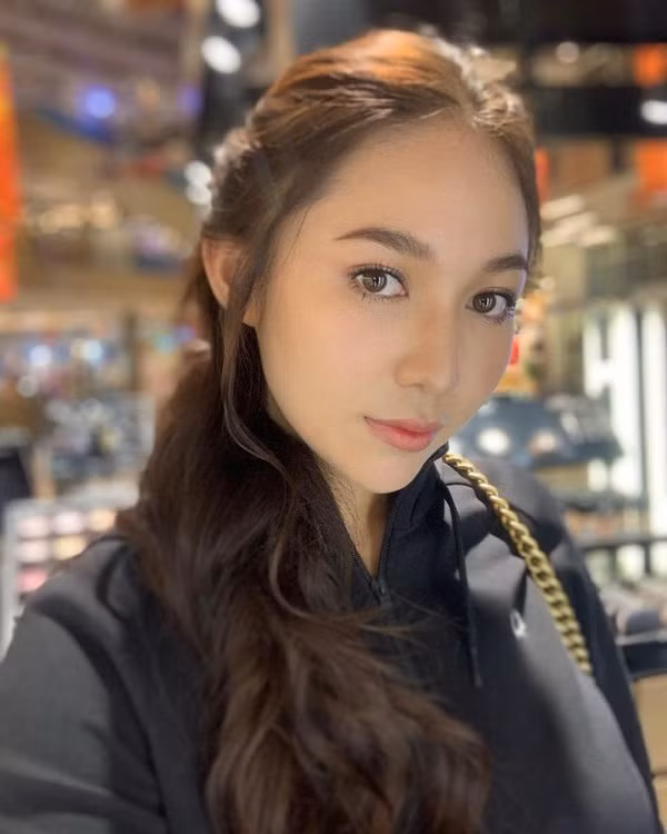 Athijit từng tham gia nhiều giải đấu chuyên nghiệp của Thái Lan và châu Á. Nữ golf thủ xinh đẹp đặt mục tiêu có suất tham dự giải golf danh giá LPGA tại Nhật Bản vào năm nay.