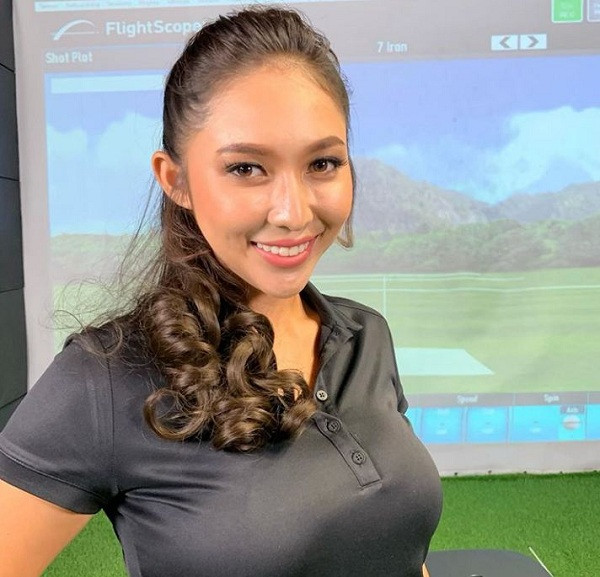 Nữ golf thủ quyến rũ nhất châu Á không chỉ được yêu thích bởi tài năng thể hiện rõ rệt qua các thành tích golf cô đạt được mà còn hút hồn cánh mày râu bởi vẻ đẹp không tì vết.