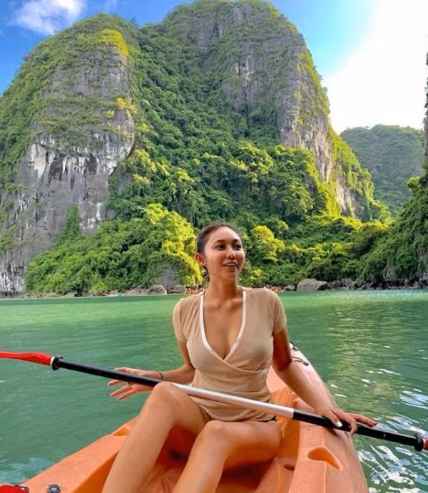 Ngoài golf, Athijit còn có sở thích đặc biệt là đi du lịch. Golf thủ xinh đẹp đã có dịp ghé qua nhiều quốc gia châu Á, trong đó có Việt Nam.