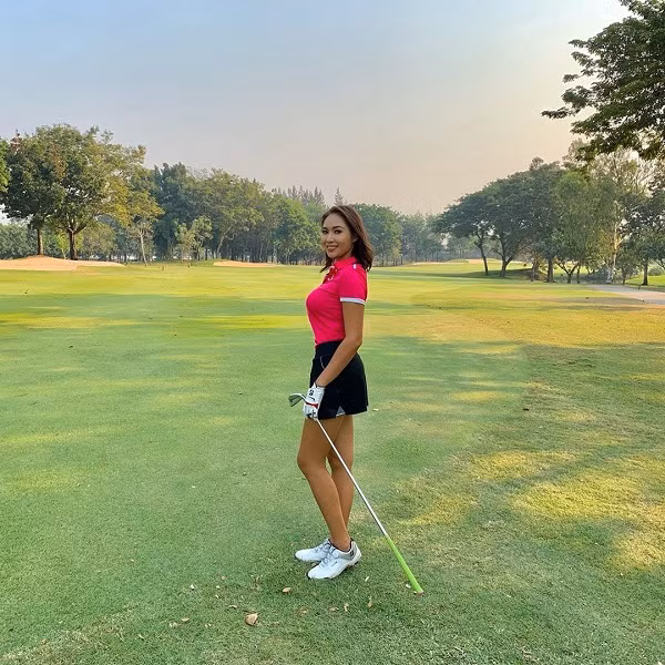 Cô sở hữu gương mặt xinh đẹp và thân hình nóng bỏng chẳng thua kém siêu mẫu.