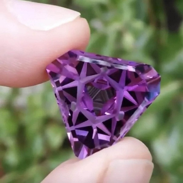 Mặt cắt kỳ diệu của một mảnh thạch anh tím