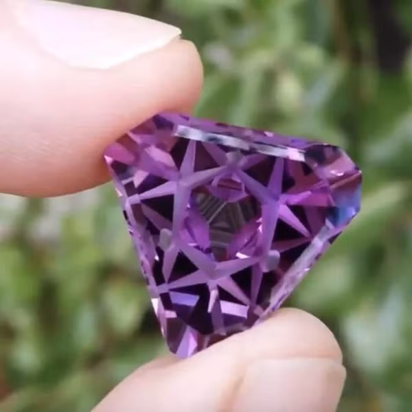 Mặt cắt kỳ diệu của một mảnh thạch anh tím