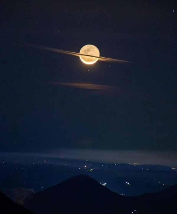 Khoảnh khắc Mặt Trăng "biến hình" thành Sao Thổ nhờ những đám mây