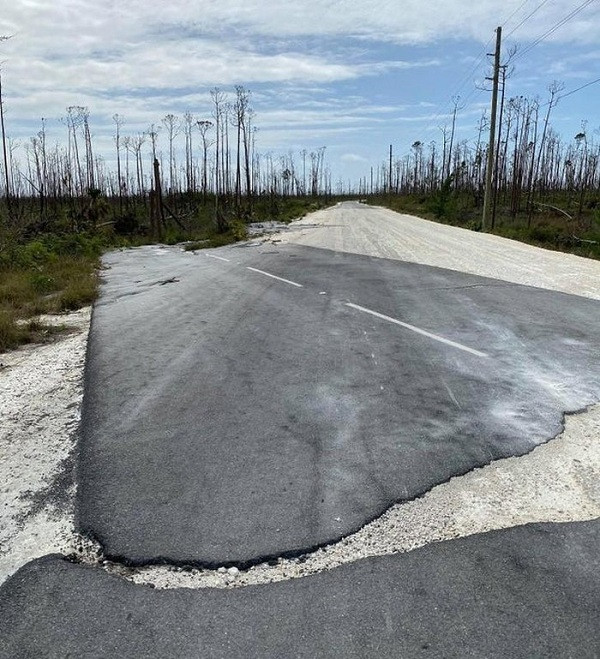 Nhựa đường bị tách ra thành hai mảnh một cách kỳ lạ sau một cơn bão