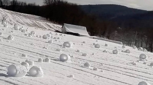  Hình ảnh kỳ lạ khi những "cuộn tuyết" do gió tạo nên lăn đều trên núi tuyết