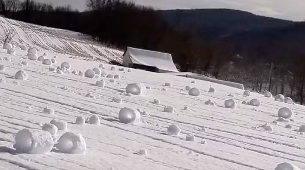  Hình ảnh kỳ lạ khi những "cuộn tuyết" do gió tạo nên lăn đều trên núi tuyết