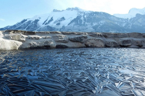 Nhiệt độ quá lạnh tạo nên hình ảnh kỳ lạ trên mặt sông