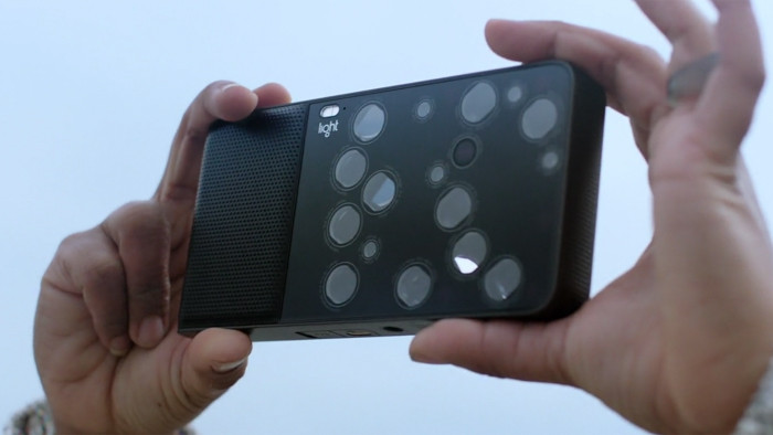 16 ống kính với tiêu cự và độ mở khác nhau cho ra chất lượng ảnh chụp có nhiều khác biệt hơn mà vẫn đảm bảo sự tiện lợi, nhỏ gọn.