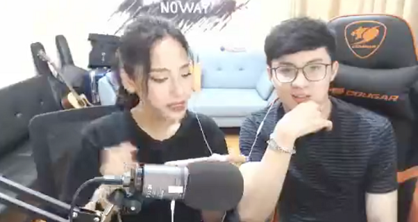 Nhờ có sự xuất hiện của bóng hồng xinh đẹp mà livestream của Noway lần đầu đạt lượt xem khủng tới hơn 50.000 viewers. Người xem liên tục tương tác, thả tim và để lại những bình luận trêu đùa vui vẻ, thách thức cặp đôi.