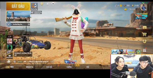 Tối qua (12/6), đúng như lời hứa hẹn với khán giả thì nữ ca sĩ xinh đẹp đã cùng chàng game thủ livestream chơi game. Đây là lần đầu tiên cô được trải nghiệm là một streamer và hiển nhiên sự xuất hiện của cả hai trong cùng một stream đã khiến khán giả "phát cuồng", tương tác liên tục.