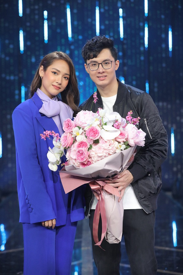 Vừa qua, tập 5 của chương trình "Người ấy là ai" gây sốt mạng xã hội khi nữ chính Cara Phương "nên duyên" với Noway - nam game thủ, streamer có tiếng trong cộng đồng Esports Việt. Cả hai ra về cùng nhau và hiện trong quá trình "tìm hiểu đối phương", mọi động thái đều khiến dân tình vô cùng mong ngóng.