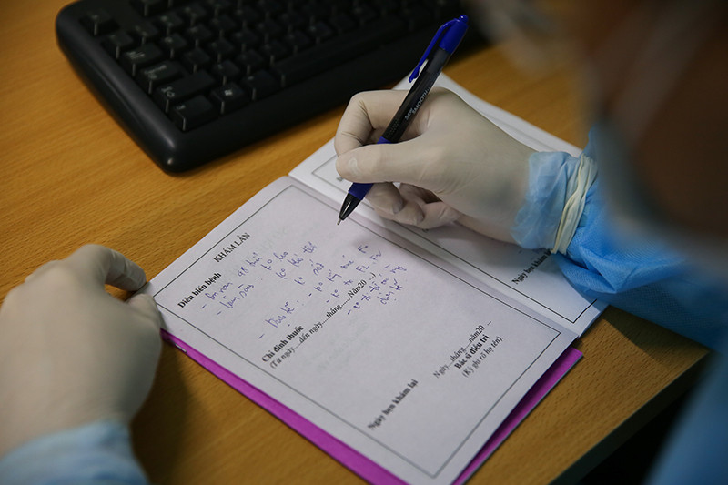 Người khám sẽ được khám sàng lọc trước, sau đó nhận chỉ định tiến hành các xét nghiệm nếu cần thiết.