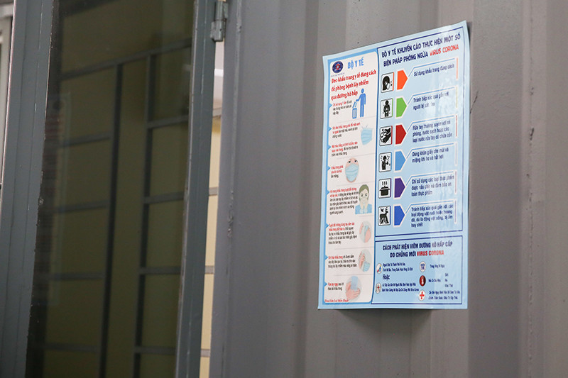 Khuyến cáo chi tiết được dán tại cửa ra vào 2 phòng container.