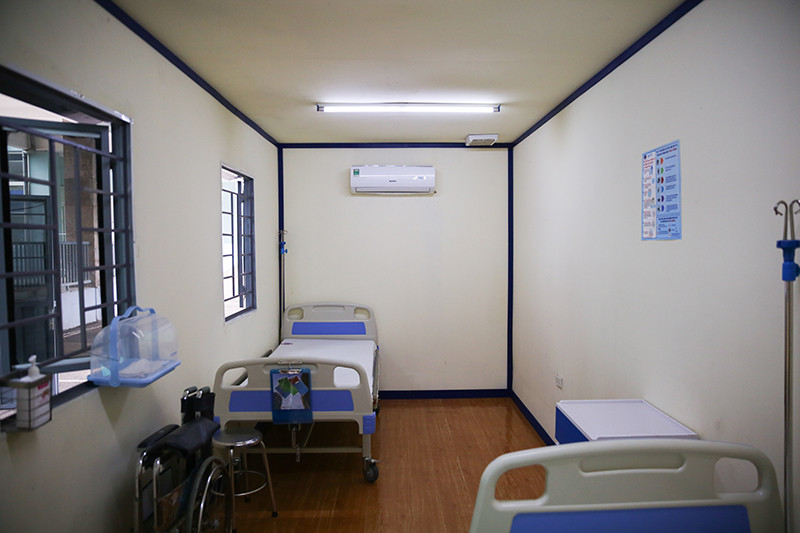 Phòng cách ly được trang bị 2 giường bệnh.