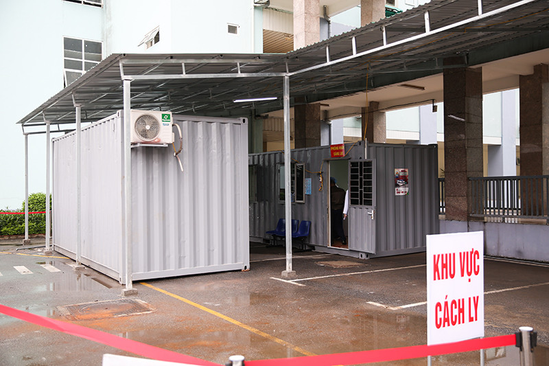 P hòng cách ly Covid-19 bằng container tại bệnh viện K. 2 container được đặt ngay cạnh phòng hồi sức cấp cứu của bệnh viện, dùng dải ngăn cách và cảnh báo.