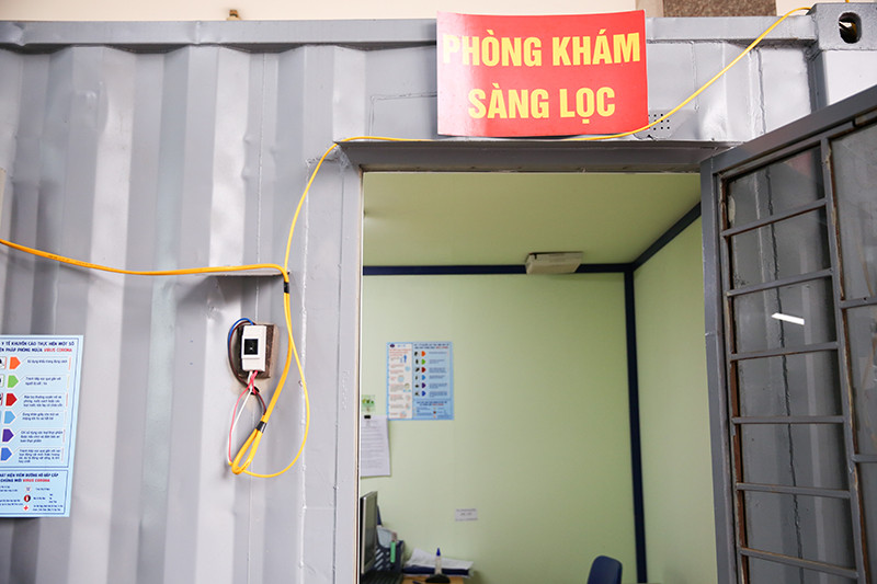 Phòng khám sàng lọc đặt đối diện với phòng cách ly.