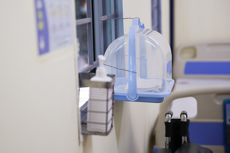 Các dụng cụ khử trùng được đặt ngay cửa ra vào phòng cách ly