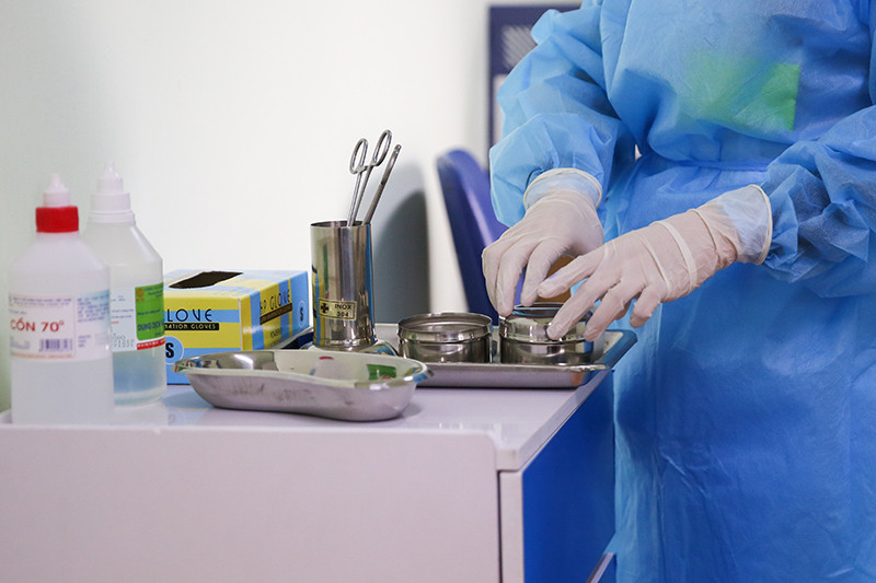 Các mẫu xét nghiệm được lấy tại phòng khám sàng lọc để chuyển đi xét nghiệm.