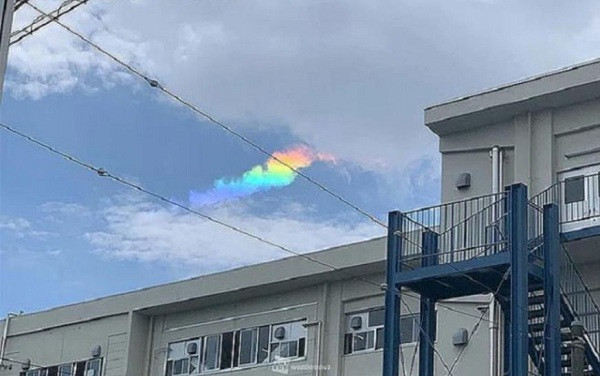 Mới đây mạng xã hội Nhật Bản, Trung Quốc và cả Singapore xôn xao trước những hình ảnh đám mây nhiều màu sắc xuất hiện trên bầu trời. Hiện tượng kỳ lạ khiến nhiều người không khỏi rời mắt.