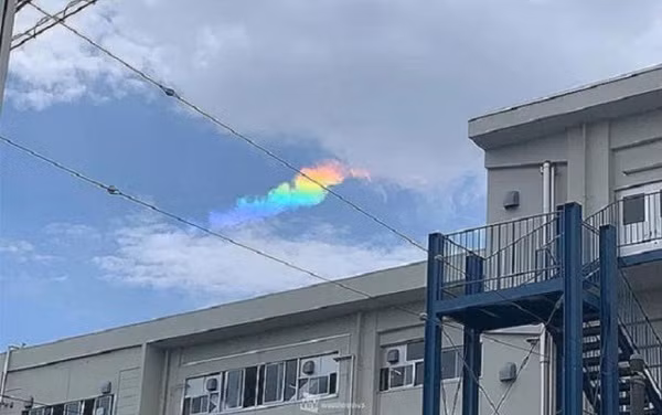 Mới đây mạng xã hội Nhật Bản, Trung Quốc và cả Singapore xôn xao trước những hình ảnh đám mây nhiều màu sắc xuất hiện trên bầu trời. Hiện tượng kỳ lạ khiến nhiều người không khỏi rời mắt.