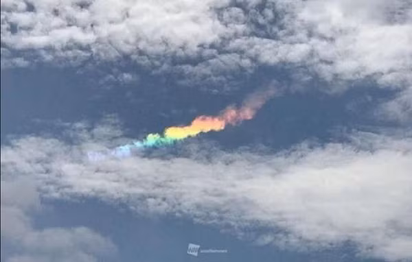 Hình ảnh dải mây 7 sắc cầu vồng trở thành đề tài bàn tán rôm rả trên các diễn đàn, trang mạng xã hội.