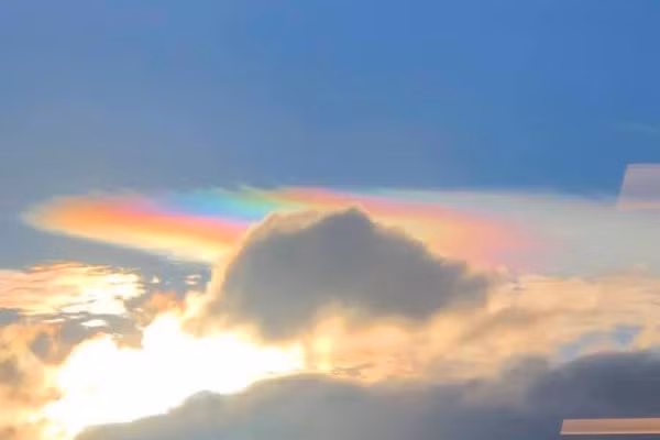 Ở Mỹ, nó là hào quang tương đối phổ biến, thấy nhiều lần vào mùa hè ở bất kỳ nơi nào. Ngược lại, mây cầu vồng lại khá hiếm thấy ở Bắc Âu vì nhiều lý do.