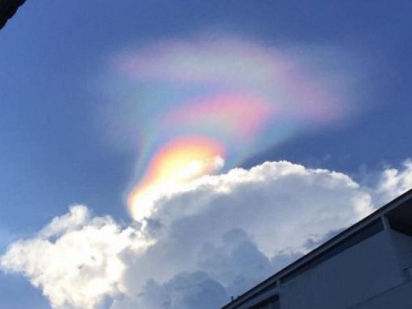 Đám mây đầy màu sắc được người dân ghi lại.