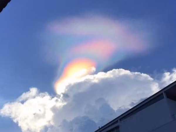 Đám mây đầy màu sắc được người dân ghi lại.