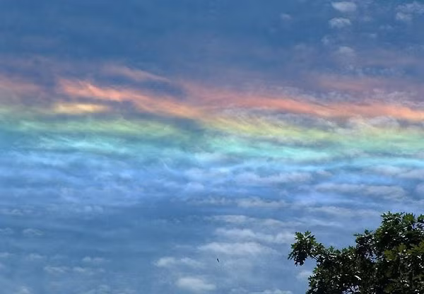 Mặt Trời khi đó phải ở vị trí rất cao, khoảng 58 độ so với đường chân trời hoặc cao hơn.