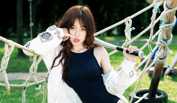 Linh Ngọc Đàm "đốn tim" fan với những shoot hình bikini nóng bỏng nhưng vẫn toát lên vẻ lạnh lùng, đầy nữ quyền.