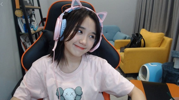 Khác với phong cách "nữ thần nổi loạn" của MisThy hay Linh Ngọc Đàm, Mina Young lại theo đuổi phong cách nữ sinh trung học nhẹ nhàng, nữ tính.