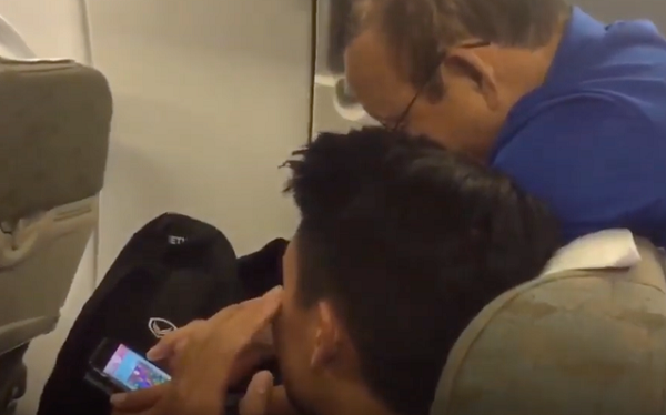 Thường xuyên là người kiểm soát việc chơi game của các cầu thủ trẻ để cân bằng với việc giải trí, tập luyện và thi đấu, nhưng ít ai biết HLV Park Hang Seo cũng là một người khá mê game. Trong ảnh ông đang được các học trò hướng dẫn chơi Candy Crush và đua ô tô trên điện thoại.