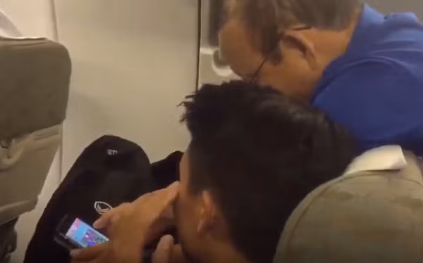 Thường xuyên là người kiểm soát việc chơi game của các cầu thủ trẻ để cân bằng với việc giải trí, tập luyện và thi đấu, nhưng ít ai biết HLV Park Hang Seo cũng là một người khá mê game. Trong ảnh ông đang được các học trò hướng dẫn chơi Candy Crush và đua ô tô trên điện thoại.