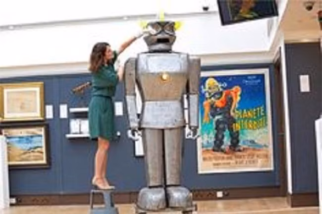 Năm 1957, Robot đầu tiên của thế giới có chiều cao 2,5 mét, hoạt động với một bảng điều khiển có tên gọi là Cygan. Con robot này được quảng cáo là "robot vạn năng". Bên cạnh việc hỗ trợ trong các thí nghiệm với chất độc và chất nổ, nó còn thể giúp việc nhà.