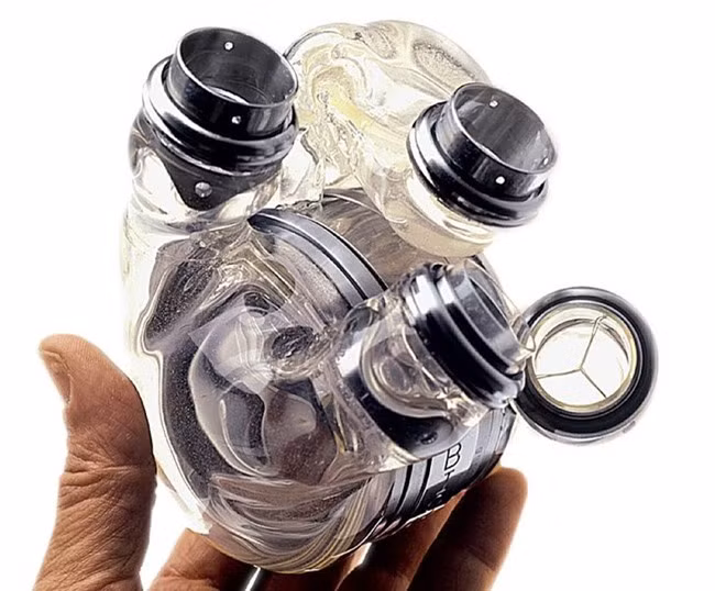 Công ty AbioCor đã tạo ra trái tim nhân tạo hoàn toàn đầu tiên trên thế giới năm 2015. Nó hoạt động dựa trên một nguồn năng lượng có thể sạc lại và AbioCor đã thử nghiệm nó trên 15 bệnh nhân, nhưng công ty này hiện đã ngừng phát triển sản phẩm này.